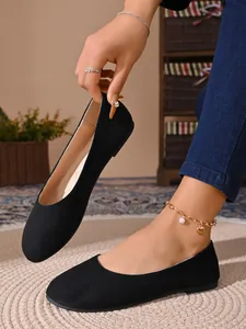 Vista dettagliata dell'elegante camoscio nero di queste ballerine a punta tonda.