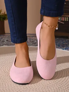 Vista dettagliata delle eleganti ballerine piatte in camoscio rosa con punta tonda