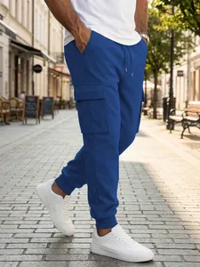 Hombre con joggers cargo azules y multibolsillos en una elegante calle de ciudad