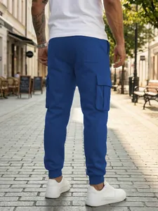 Vista trasera de pantalones cargo azules para hombre con múltiples bolsillos y puños