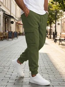 Vista detallada del pantalón cargo para hombre verde oliva con bolsillos laterales.