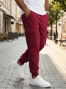 Detalle del pantalón jogger cargo granate con bolsillos laterales grandes y puños de canalé
