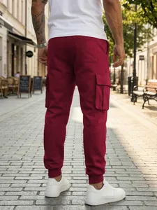 Vista trasera del pantalón cargo granate para hombre con puños acanalados y bolsillos laterales.