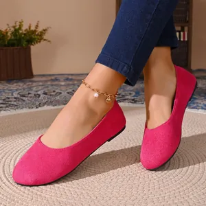 Eleganti ballerine in pelle scamosciata rosa a punta tonda da donna in un contesto lifestyle