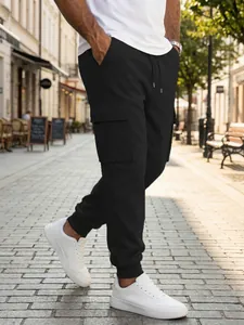 Detalle del pantalón cargo negro para hombre con bolsillos laterales y cordón ajustable