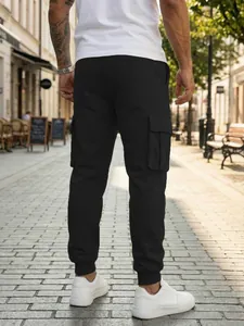 Vista trasera de pantalones cargo negros para hombre con bolsillos laterales grandes