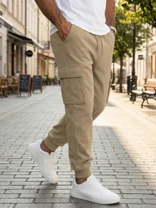 Vista detallada de pantalones cargo caqui para hombre con bolsillos múltiples y cordón