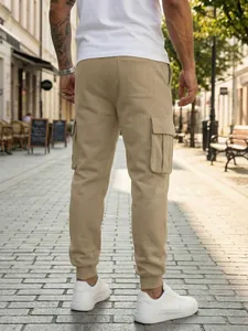 Vista posterior de pantalones cargo caqui para hombre con bolsillos laterales