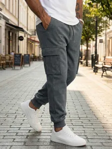 Vista detallada de pantalones cargo grises para hombre con bolsillos laterales y cordón