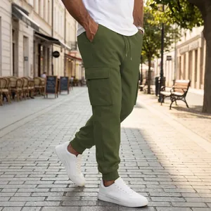 Pantalones cargo para hombre verde oliva con cordón y bolsillos en calle empedrada.