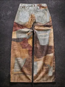 Detalle de vaqueros anchos high-street con estampado digital 3D y efecto patchwork.