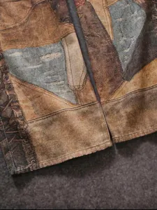 Detalle macro de vaqueros de retazos teñidos de barro con impresión digital 3D desgastada