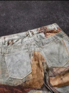 Detalle de vaqueros denim estilo high-street con teñido de lodo e impresión 3D.