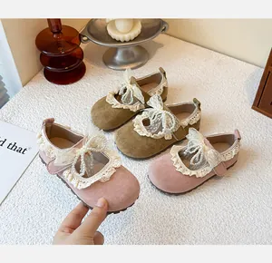 Vue détaillée de chaussures de princesse pour filles avec dentelle et nœud perlé
