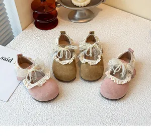Chaussures de princesse pour filles avec bordure en dentelle et détail de nœud perlé.