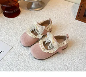 Détail de chaussures de princesse roses pour fille avec dentelle douce et nœud en perles