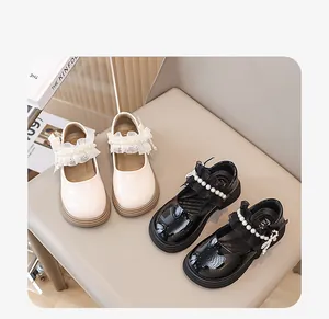 Eleganti scarpe Mary Jane da bambina in nero e bianco con dettagli in pizzo e perle luccicanti