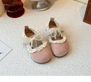 Gros plan de chaussures de princesse roses pour filles avec dentelle et perles