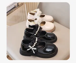 Eleganti scarpe Mary Jane per bambini in nero e crema con dettagli in perle e pizzo