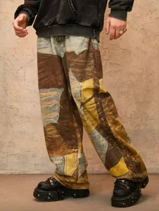 Vista detallada de los vaqueros rectos con estampado de patchwork de estilo urbano