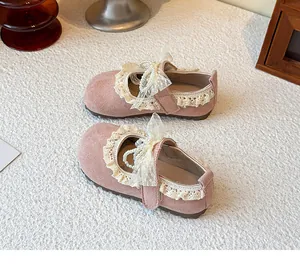 Vue détaillée de chaussures de princesse roses pour filles avec bordure en dentelle et nœud