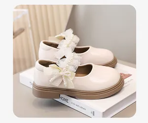 Eleganti scarpe Mary Jane crema per bambine con cinturino in pizzo e perle e fiocco