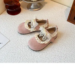 Vue latérale de chaussures de princesse roses pour fille avec dentelle et perles