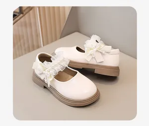 Eleganti scarpe Mary Jane bianco crema per bambine con dettagli in pizzo perle e fiocco