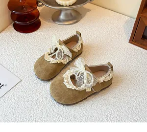 Vue détaillée de ballerines en daim marron pour filles avec dentelle et perles