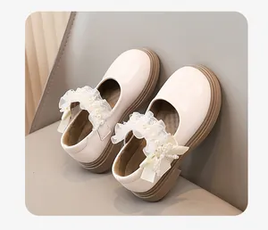 Vista dettagliata di scarpe Mary Jane panna per bambine con perle e merletti