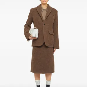 Élégant ensemble blazer et jupe marron professionnel avec boutons recyclés écologiques