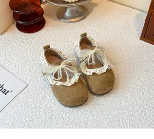 Chaussures de princesse pour filles avec nœud en dentelle et perles sur daim marron chic.