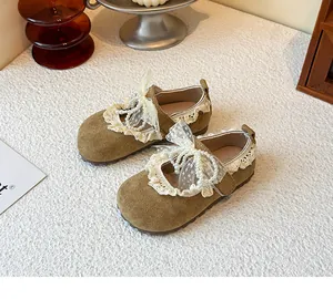 Vue détaillée de chaussures de princesse pour filles avec nœud en perles et dentelle