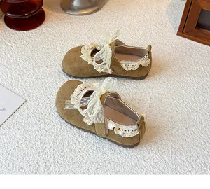Chaussures fille en daim marron style vintage avec dentelle blanche et perles.