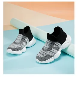 Λεπτομερής όψη παιδικών αθλητικών Flyknit καλτσών με μαύρο κολάρο και χοντρή σόλα