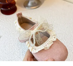 Vue détaillée de chaussures de princesse roses pour filles avec dentelle et perles