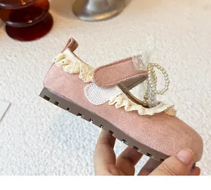 Détail de chaussure de princesse rose pour fille avec dentelle et nœud perle