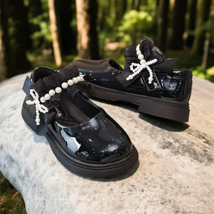 Eleganti scarpe da principessa in vernice nera per bambine con dettaglio fiocco di perle