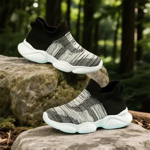 Αναπνεύσιμα παιδικά αθλητικά παπούτσια fly-knit με χοντρές λευκές σόλες στο δάσος