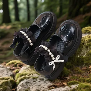 Eleganti scarpe nere in vernice per bambina con perle e decorazioni in pizzo nero di lusso