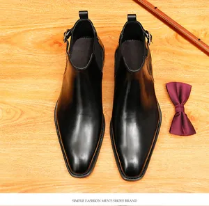 Vue détaillée de bottines Chelsea en cuir noir élégant pour hommes, tenue formelle