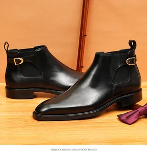 Vue détaillée de bottines Chelsea en cuir noir avec boucle dorée élégante