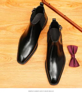 Vue de dessus de bottines Chelsea en cuir noir avec bout pointu et détails de boucle élégants
