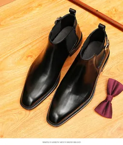 Vue détaillée de bottines Chelsea élégantes en cuir noir pour hommes avec un bout pointu