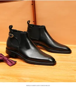 Bottines Chelsea classiques en cuir noir pour hommes avec bout pointu et boucle latérale.