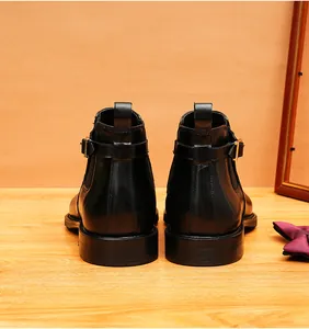 Vue arrière détaillée de bottines Chelsea classiques en cuir noir avec boucles décoratives