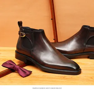 Vue latérale de bottines Chelsea en cuir bruni pour hommes avec boucle et élastique