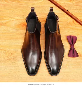 Vue de dessus de bottines Chelsea en cuir pour homme avec dégradé de couleur et bout pointu