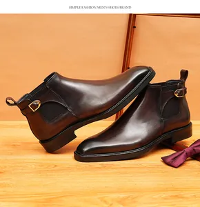 Vue détaillée des bottines Chelsea en cuir bruni marron avec boucle élégante sur le côté