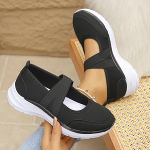 Vue détaillée des baskets Mary Jane en maille noire respirante pour femmes à brides croisées